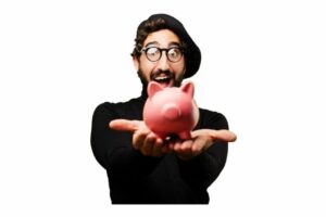 Homme avec tirelire pour trouver des financements