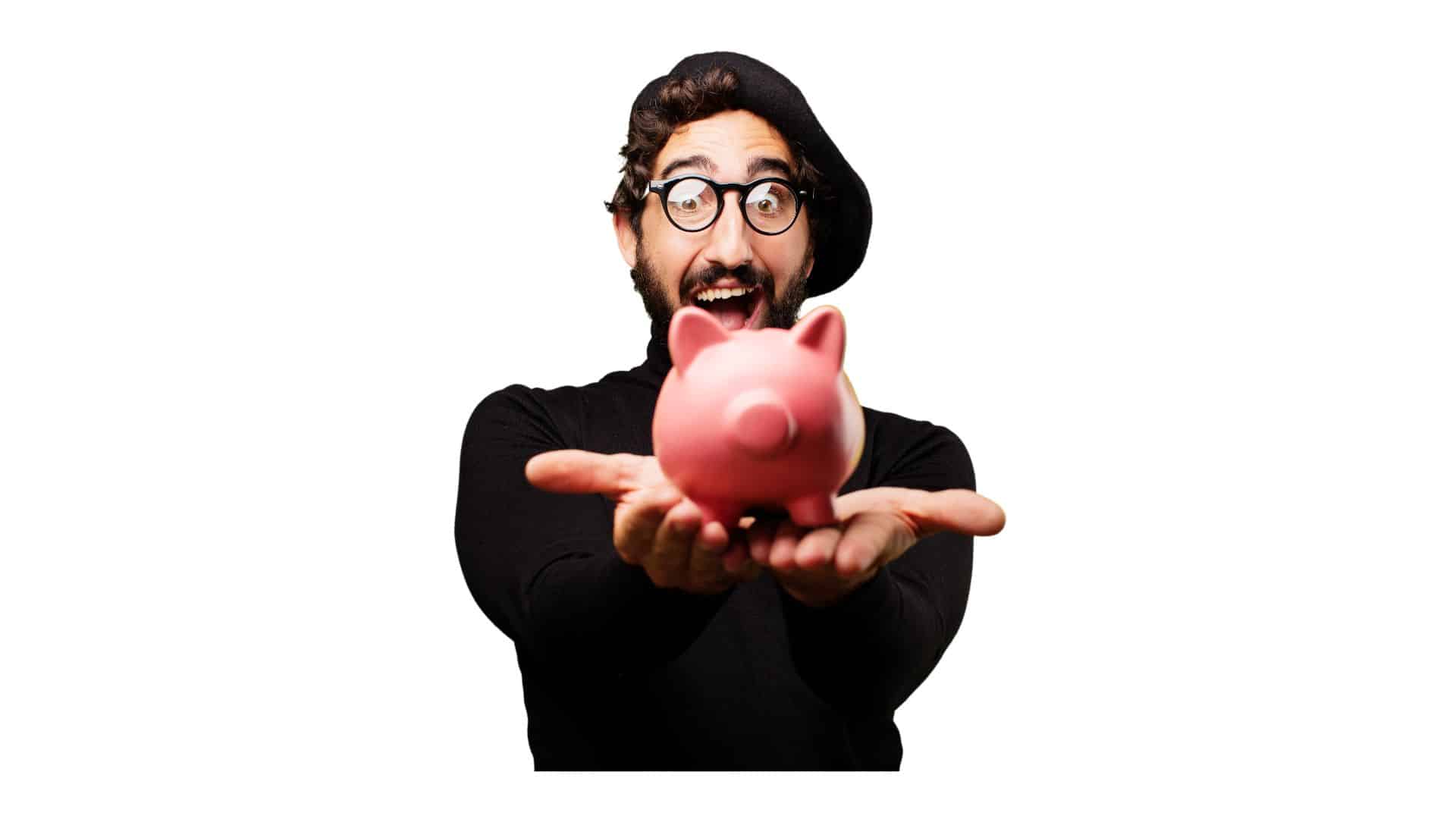 Homme avec tirelire pour trouver des financements